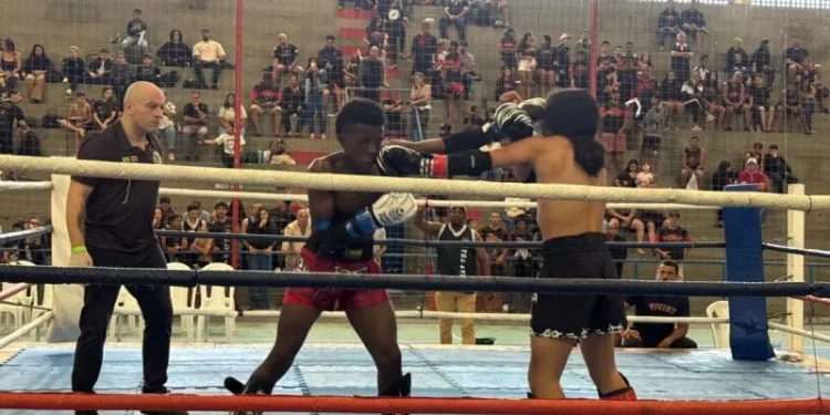 Cabo Frio sediou o Campeonato Brasileiro de Muay Thai em Tamoios, reunindo 80 atletas e promovendo inclusão social.