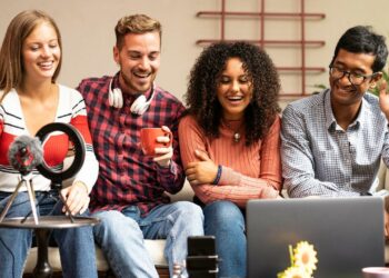 Automação com IA ameaça empregos iniciais e pressiona jovens profissionais, segundo estudo global.