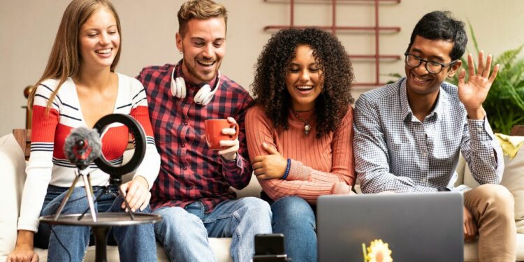 Automação com IA ameaça empregos iniciais e pressiona jovens profissionais, segundo estudo global.