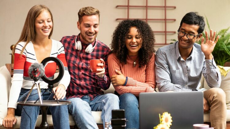 Automação com IA ameaça empregos iniciais e pressiona jovens profissionais, segundo estudo global.