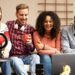 Automação com IA ameaça empregos iniciais e pressiona jovens profissionais, segundo estudo global.
