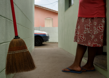 Idosa de 79 anos é resgatada após 50 anos de trabalho sem salário e sem folgas em Padre Miguel, no Rio.