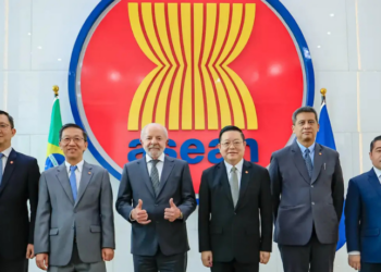 Durante visita à Indonésia, Lula anunciou que o Brasil pretende se tornar membro pleno da Asean e reforçou o compromisso com o multilateralismo. O presidente defendeu mais cooperação em comércio, bioenergia, educação e saúde e convidou o bloco asiático para a COP30, em Belém.