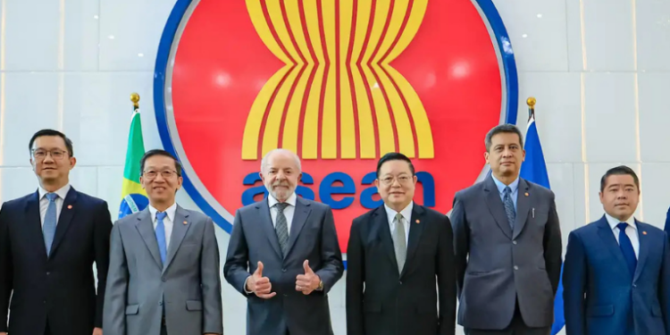 Durante visita à Indonésia, Lula anunciou que o Brasil pretende se tornar membro pleno da Asean e reforçou o compromisso com o multilateralismo. O presidente defendeu mais cooperação em comércio, bioenergia, educação e saúde e convidou o bloco asiático para a COP30, em Belém.