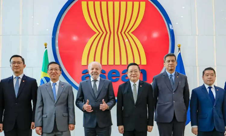 Durante visita à Indonésia, Lula anunciou que o Brasil pretende se tornar membro pleno da Asean e reforçou o compromisso com o multilateralismo. O presidente defendeu mais cooperação em comércio, bioenergia, educação e saúde e convidou o bloco asiático para a COP30, em Belém.