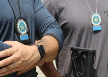Polícia Civil prende pai de santo na Barra da Tijuca suspeito de dopar e estuprar adolescente após oferecer “ajuda espiritual”. Investigação apura se há mais vítimas.