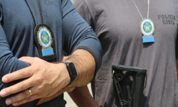 Polícia Civil prende pai de santo na Barra da Tijuca suspeito de dopar e estuprar adolescente após oferecer “ajuda espiritual”. Investigação apura se há mais vítimas.