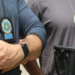 Polícia Civil prende pai de santo na Barra da Tijuca suspeito de dopar e estuprar adolescente após oferecer “ajuda espiritual”. Investigação apura se há mais vítimas.