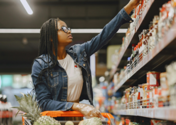 Pelo quarto mês consecutivo, os preços dos alimentos recuaram no Brasil. Tomate, cebola e arroz lideram a deflação registrada pelo IBGE em setembro.