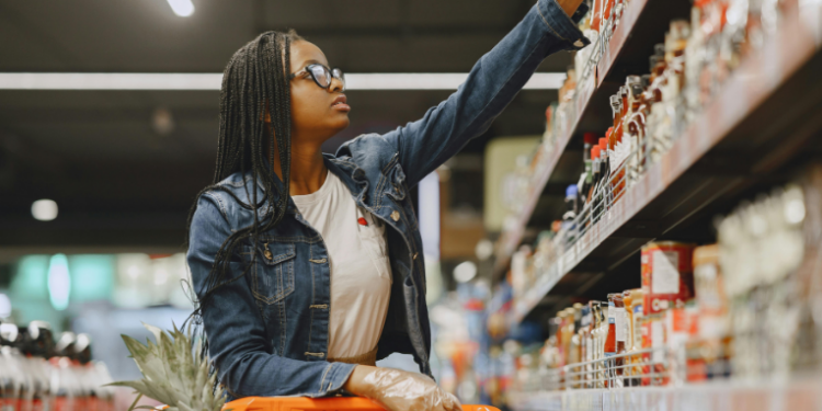 Pelo quarto mês consecutivo, os preços dos alimentos recuaram no Brasil. Tomate, cebola e arroz lideram a deflação registrada pelo IBGE em setembro.