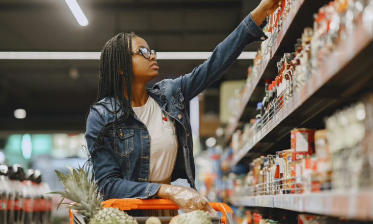 Pelo quarto mês consecutivo, os preços dos alimentos recuaram no Brasil. Tomate, cebola e arroz lideram a deflação registrada pelo IBGE em setembro.