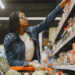 Pelo quarto mês consecutivo, os preços dos alimentos recuaram no Brasil. Tomate, cebola e arroz lideram a deflação registrada pelo IBGE em setembro.