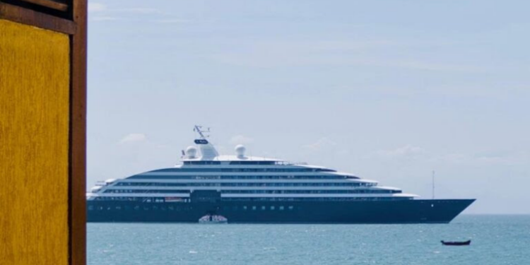 Búzios abre a temporada de cruzeiros 2025/2026 com a chegada do luxuoso Scenic Eclipse. Navio marca início das escalas que devem movimentar o turismo e a economia do balneário.