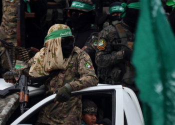Donald Trump afirma que a maioria do Hamas está cercada, pede evacuação de civis em Gaza e impõe prazo para libertação de reféns; alerta para possível ação militar.