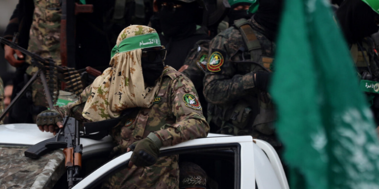 Donald Trump afirma que a maioria do Hamas está cercada, pede evacuação de civis em Gaza e impõe prazo para libertação de reféns; alerta para possível ação militar.