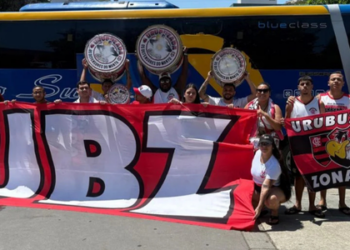 Ônibus com torcedores do Flamengo tomba na Dutra e deixa 16 feridos em Barra Mansa