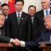 Trump acena com redução de tarifas à China, mas impõe condições e comenta América Latina