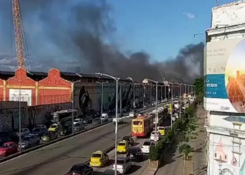 Fogo mobiliza mais de 40 bombeiros e ameaça galpões de outras escolas de samba no Santo Cristo; não há vítimas