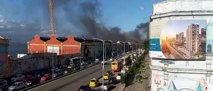 Fogo mobiliza mais de 40 bombeiros e ameaça galpões de outras escolas de samba no Santo Cristo; não há vítimas