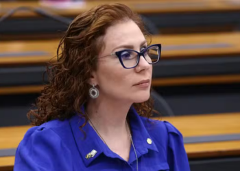 Carla Zambelli afirma que sua renúncia ao mandato não é rendição, mas denúncia contra decisão do STF.