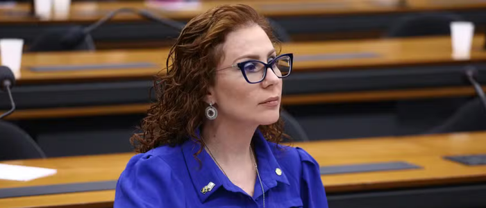 Carla Zambelli afirma que sua renúncia ao mandato não é rendição, mas denúncia contra decisão do STF.
