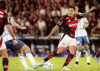 Mística rubro-negra brilha: Flamengo bate Racing e fica perto da final