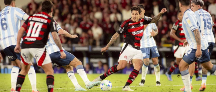 Mística rubro-negra brilha: Flamengo bate Racing e fica perto da final