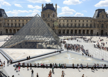 Louvre retoma visitas após roubo milionário de joias históricas