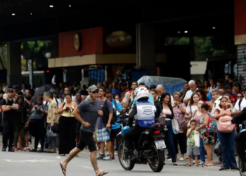 Após a Operação Contenção nos complexos do Alemão e da Penha, nove pontos e vias do Rio de Janeiro foram liberados pelo COR. Transporte público ainda enfrenta impactos, com estações de metrô lotadas e itinerários de ônibus alterados.