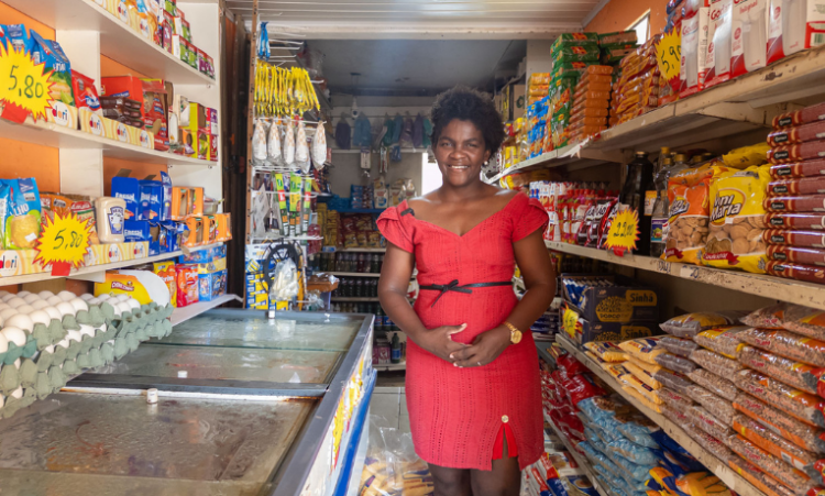 Programa de transferência de renda com moeda digital própria, a Macaíba movimenta a economia de Macaé e fortalece o comércio local. Mais de 15 mil famílias já foram beneficiadas.