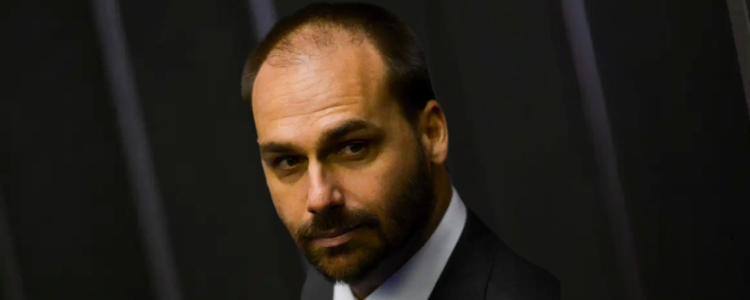 A Procuradoria-Geral da República informou ao STF que deputados não podem requerer prisão de investigados. O parecer foi enviado por Paulo Gonet no processo que envolve Eduardo Bolsonaro e o blogueiro Paulo Figueiredo.