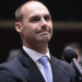 A Procuradoria-Geral da República informou ao STF que deputados não podem requerer prisão de investigados. O parecer foi enviado por Paulo Gonet no processo que envolve Eduardo Bolsonaro e o blogueiro Paulo Figueiredo.