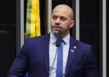 Ex-deputado Daniel Silveira teve progressão para regime aberto concedida pelo ministro Alexandre de Moraes, mas não poderá usar redes sociais e terá de usar tornozeleira eletrônica.