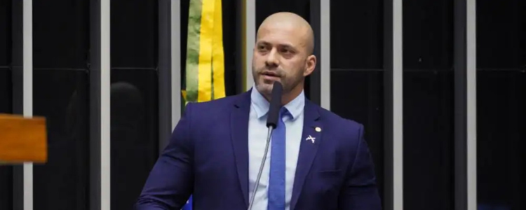 Ex-deputado Daniel Silveira teve progressão para regime aberto concedida pelo ministro Alexandre de Moraes, mas não poderá usar redes sociais e terá de usar tornozeleira eletrônica.
