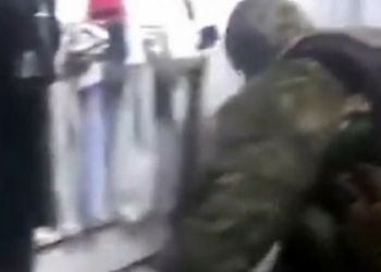 Câmera corporal flagra policiais do Bope furtando objetos em casa no Complexo do Alemão. Caso está na Justiça Militar e oito agentes foram afastados.