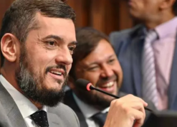 Alerj aprova novo Refis com descontos de até 95% e compensação com precatórios; medida pode render até R$ 3 bilhões ao caixa e aliviar dívidas de empresas e cidadãos.