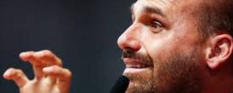 O PL aposta em interpretação legal que excluiria faltas do deputado Eduardo Bolsonaro ocorridas em sessões extraordinárias para evitar cassação do mandato.