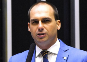 O PL aposta em interpretação legal que excluiria faltas do deputado Eduardo Bolsonaro ocorridas em sessões extraordinárias para evitar cassação do mandato.
