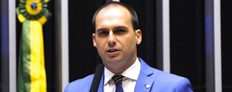 O PL aposta em interpretação legal que excluiria faltas do deputado Eduardo Bolsonaro ocorridas em sessões extraordinárias para evitar cassação do mandato.