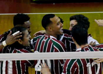 O Fluminense venceu o Flamengo por 3 sets a 0, manteve a invencibilidade e vai disputar a final do Estadual de Vôlei Masculino contra o Grajaú Country Club.