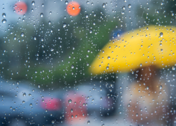 Frente fria muda o tempo no Rio até domingo, com raios, ventos fortes e queda de temperatura. Inmet alerta para risco de temporais e alagamentos.