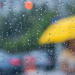 Frente fria muda o tempo no Rio até domingo, com raios, ventos fortes e queda de temperatura. Inmet alerta para risco de temporais e alagamentos.