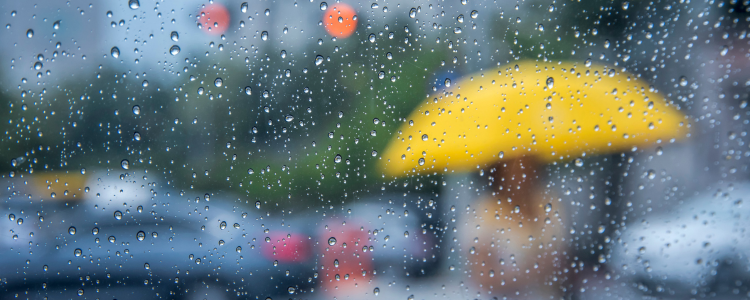 Frente fria muda o tempo no Rio até domingo, com raios, ventos fortes e queda de temperatura. Inmet alerta para risco de temporais e alagamentos.