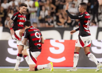 Torcida do Flamengo esgota ingressos para o jogo contra o Palmeiras neste domingo (19), às 16h, no Maracanã. Clássico deve ter mais de 60 mil torcedores.