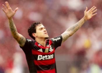 Flamengo vence Palmeiras por 3 a 2 e mantém disputa acirrada pelo título do Brasileirão