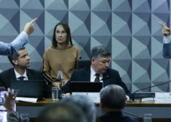Alessandro Stefanutto, ex-presidente do INSS, usou habeas corpus do STF para ficar em silêncio na CPMI dos Descontos. Sessão foi suspensa após impasse jurídico.