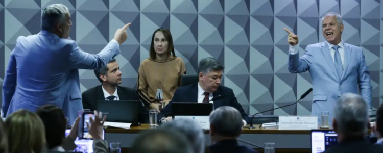 Alessandro Stefanutto, ex-presidente do INSS, usou habeas corpus do STF para ficar em silêncio na CPMI dos Descontos. Sessão foi suspensa após impasse jurídico.