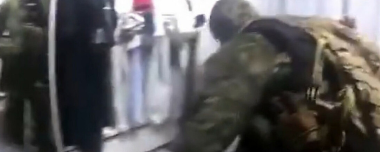 Câmera corporal flagra policiais do Bope furtando objetos em casa no Complexo do Alemão. Caso está na Justiça Militar e oito agentes foram afastados.