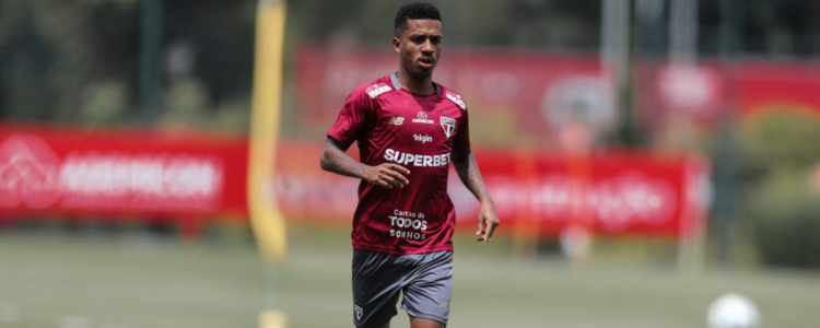 O São Paulo treinou nesta sexta-feira visando o Choque-Rei contra o Palmeiras, com exercícios regenerativos e técnicos para recuperação e preparação física do elenco.