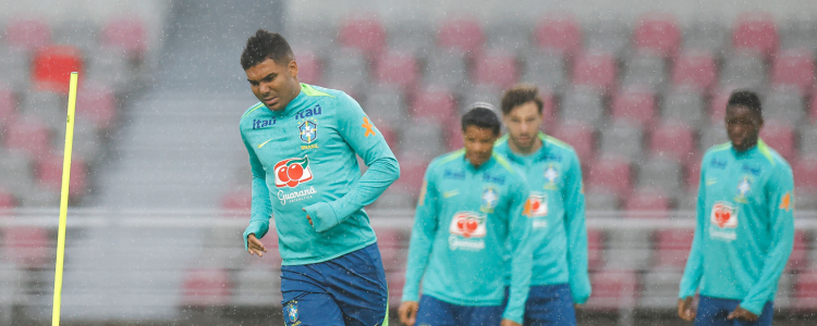 Seleção Brasileira treina na Coreia do Sul sob comando de Ancelotti. Bento assume protagonismo no gol após cortes de Ederson e Wesley.